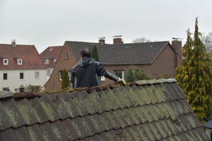 Handarbeit auf dem Dach